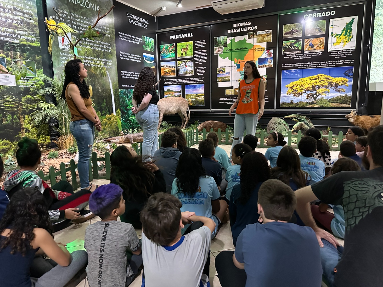 Crianças e adolescentes atendidos pelo Ciaps de Sarandi visitam Museu Dinâmico Interdisciplinar da UEM